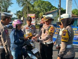 Kasat Lantas Polresta Pati Bagikan Coklat Kepada Taat Pajak Dalam Ops Patuh Candi 2024.