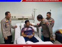 Karumkit Bhayangkara Lumajang Lakukan Hospital Visite Anggota Polisi Korban Pengeroyokan di Jember
