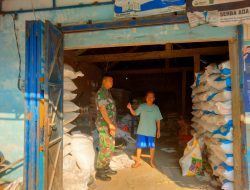 Babinsa Pantau Penyaluran Pupuk Bersubsidi
