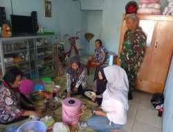 Peduli Stunting, Babinsa Serengan Bersama Ibu-ibu PKK Berikan Bantuan Asupan Gizi Kepada Keluarga Stunting