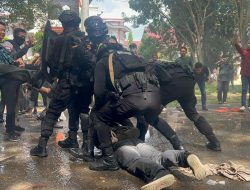 Simulasi Sispamkota, Brimob Bone Diterjunkan Pukul Mundur Massa