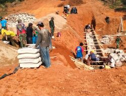 Bersama Rakyat Satgas TMMD 121 Bangun Talud Jalan