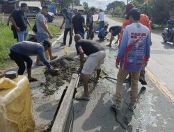 APARAT POLSEK KUARO DAN ORMAS MENGADAKAN KEGIATAN PERBAIKAN JALAN YANG BERLOBANG DENGAN COR BETON DI WILAYAH KECAMATAN KUARO.