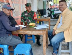 Sembari Bincang Santai, Babinsa Kratonan Bersama Warga Jalin Keakraban Dan Kebersamaan
