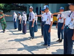 Babinsa Kelurahan Gilingan Tanamkan Kedisiplin Kepada Siswa-siswi SMAN 2 Surakarta Dengan Latihan PBB
