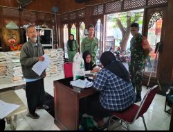 Dampingi Penyaluran Beras Dari Bulog Untuk Warga Kurang Mampu, Babinsa Sriwedari Berharap Bantuan Tepat Sasaran