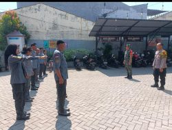 Melalui Latihan PBB, Babinsa Danukusuman Tanamkan Kedisiplinan Dan Kekompakan Anggota Linmas