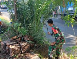 Taman Cerdas Gilingan Solo Menjadi Sasaran Kerja Bakti Babinsa Bersama Linmas Dan Warga