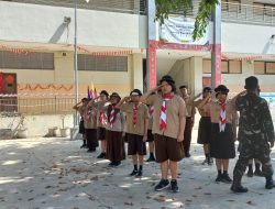 Tingkatkan Semangat Dan Kedisiplinan, Babinsa Pucangsawit Latihkan PBB Pada Kegiatan Pramuka PERSAMI SMA Bina Widya