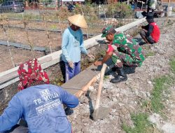 Bantu Warga Bangun Talud, Serda Eko Berharap Semangat Gotong Royong Semakin Meningkat