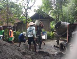 Pererat Silaturahmi, Babinsa Bantu Pengecoran Jalan