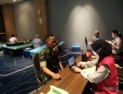 Peduli Kemanusiaan, Babinsa Sondakan Ikuti Donor Darah Rutin di Wilayah Binaan