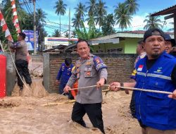 DIT POLAIRUD POLDA GORONTALO EVAKUASI KORBAN BENCANA BANJIR DI BONE PANTAI