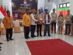 Paket Danky Mendaftarkan Diri Sebagai Bakal Colon Bupati dan Wakil Bupati di Kantor KPUD Kab. Sumba Tengah Pada Hari Kedua