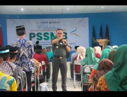 Babinsa Bergotong Royong, Bantu Perbaikan Rumah Warga yang Rusak