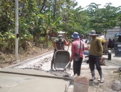 Babinsa dan Warga Bersatu Padu Gotong Royong Cor Jalan