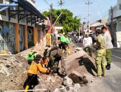 Koramil 04/Jebres Bersama Masyarakat Goton Royong Dalam Karya Bakti Daerah Tahap VI Di Wilayah Kelurahan Jagalan