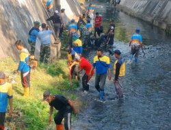 Lestarikan Sumber Daya Air di Kalipepe, Koramil 02/Banjarsari Bersama Dengan BBWS Dan Instansi Terkait Laksanakan Pembersihan Sungai