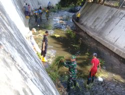 Cegah Banjir Saat Musim Hujan Tiba, Babinsa Ketelan Bersama Tim Saberling Dan Staf Kelurahan Gotong Royong Bersihkan Kali Pepe