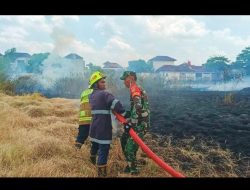 Gerak Cepat..Babinsa Karangasem Berjibaku Membantu Proses Pemadaman Kebakaran Lahan di Wilayah Binaan