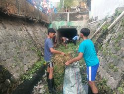 Sungai Tertutup Lumpur Dan Sampah, Babinsa Sumber Bersama Warga Terjun Ke Sungai Laksanakan Pembersihan