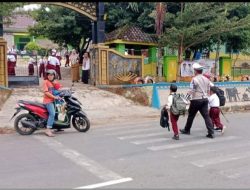 Gatur Arus Lalulintas, Polisi Bantu Pelajar Sekolah Menyeberang Jalan di Negeri Baru