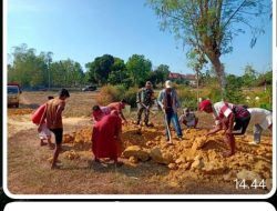 Manunggal Dengan Rakyat, Babinsa Koramil 14/Klampis Gotong Royong Bangun Akses Jalan