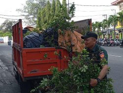 Pelihara Keindahan Taman, Babinsa Kelurahan Ketelan Bersama Tim Saberling Laksanakan Pembersihan