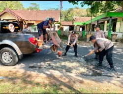 Polsi di Trenggalek Nekat Urunan Untuk Tambal Jalan Berlubang