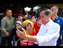 Kunjungi Pasar Dukuh Kupang, Presiden Jokowi Cek Harga dan Interaksi dengan Warga