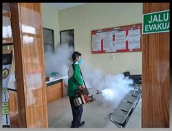 Cegah DBD, Sidokkes Polres Way Kanan Fogging Kantor dan Asrama Polisi