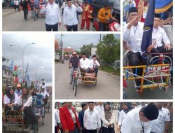 Hairan-Amin Tiba di Kantor KPUD Kab. Tanjabbar Pertama Dengan Menggunakan Becak