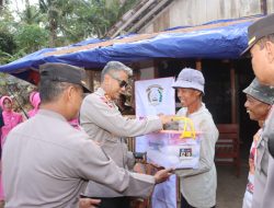 Tinjau Rumah Korban Angin Puting Beliung, Kapolres Trenggalek Serahkan Bantuan