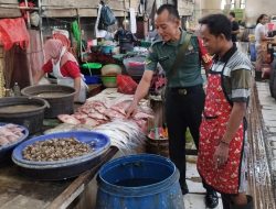 Babinsa Sudiroprajan Ajak Penjual Ikan Agar Tetap Menjaga Kebersihan