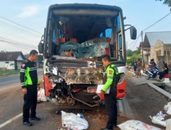 Satlantas Polres Tulungagung Olah TKP Kecelakaan Lalu Lintas Bus Dengan Truck di Ngantru, 2 Orang Terluka