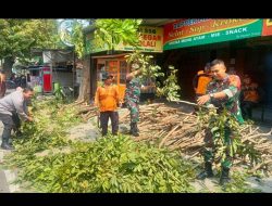 Babinsa Mangkubumen Ajak Warga Gotong Royong Pangkas Ranting Dan Pohon Yang Menutupi Jalan