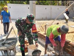 Babinsa Berikan Uluran Tangan, Bantu Warga Bangun Pagar Rumah