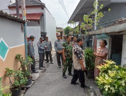 Kompak..!! Babinsa, Bhabinkamtibmas Dan Lurah Purwodiningratan Patroli Sambangi Warga