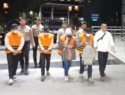 Dengan Berbaju Orange, Kadis PUPR Propinsi Kalsel Ahmad Solhan & Stafnya Digiring ke Gedung KPK di Jakarta