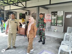 Babinsa Dampingi Pendistribusian Beras di Krembangan Utara