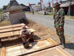 Babinsa Timba Ilmu Dari Pengrajin Kayu