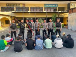 Harkamtibmas Unit Raimas Polres Pelabuhan Tanjung Perak Amankan 14 Anggota Komplotan Gangster di Tambak Wedi.