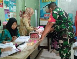 Babinsa Pantau Kegiatan Posyandu di Kelurahan Perak Utara: Pastikan Kesehatan Balita Terjaga