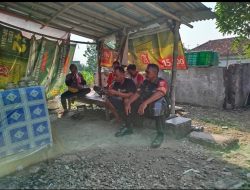 Babinsa Tak Sungkan Duduk Bareng Warganya, Jalin Keakraban dan Dengarkan Keluh Kesah