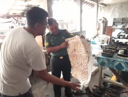 Sambangi Pengrajin Batik, Babinsa Kelurahan Pajang Berikan Motivasi Dan Semangat Kerja Tingkatkan Hasil Produksi