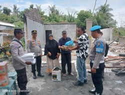 Kapolres Serdang Bedagai Memberikan Bantuan Sembako Kepada Ariadi Sinulingga Di Dusun Bakti