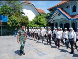 Tanamkan Kedisiplinan Dan Pupuk Kebersamaan, Babinsa Kelurahan Gilingan Latihkan PBB di SMAN 2 Surakarta