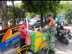 Babinsa Purwodiningratan Ingatkan Pedagang Buah Keliling Jaga Kebersihan Dan Keselamatan Saat Berjualan