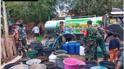 TNI Hadir Ditengah Kekeringan, Distribusikan Air Bersih Bagi Warga