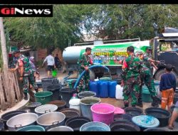 TNI Hadir Ditengah Kekeringan, Distribusikan Air Bersih Bagi Warga